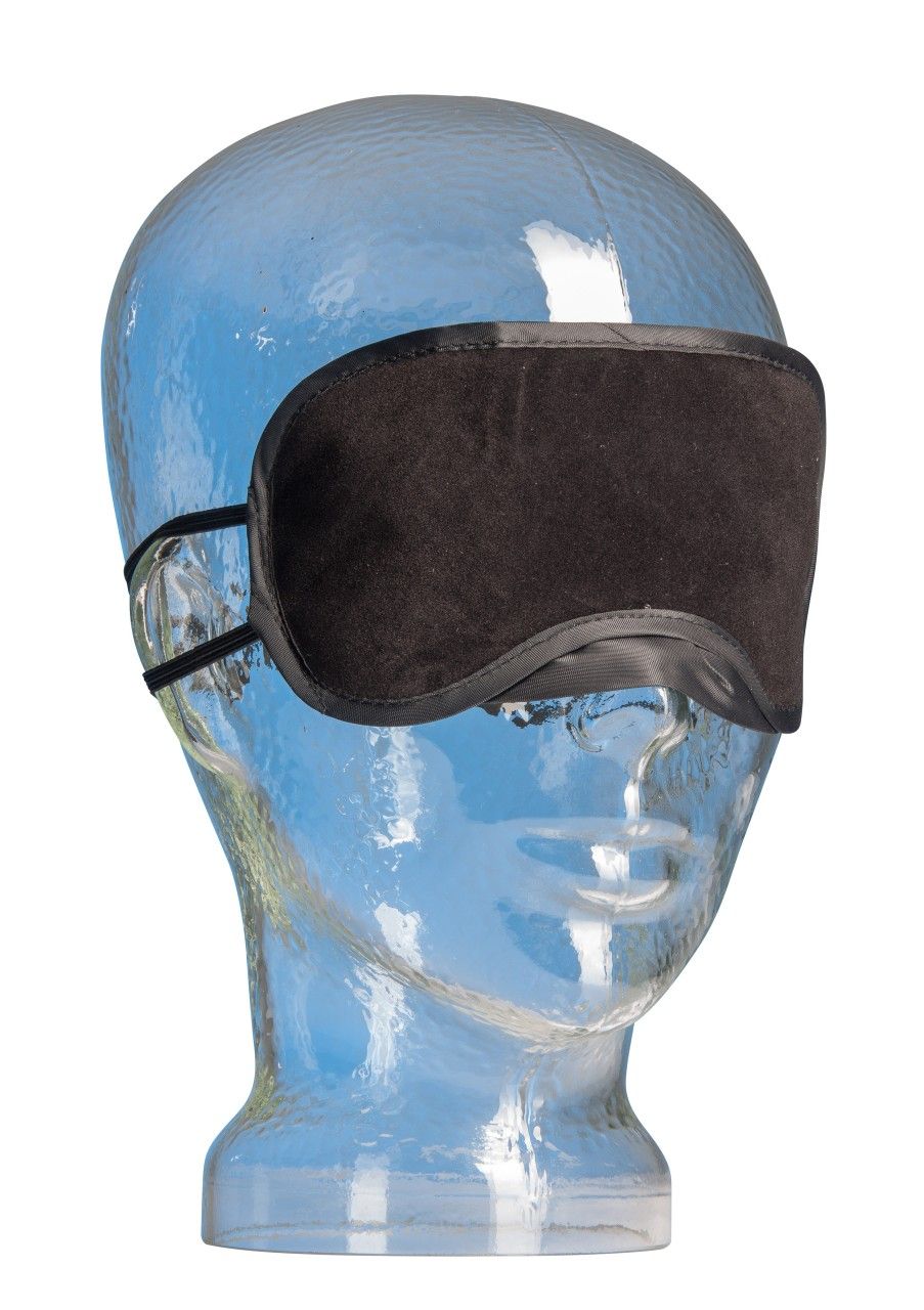 Schwarze Augenmaske aus Wildlederimitat mit elastischem Band. Auf einem transparenten Kopf platziert.