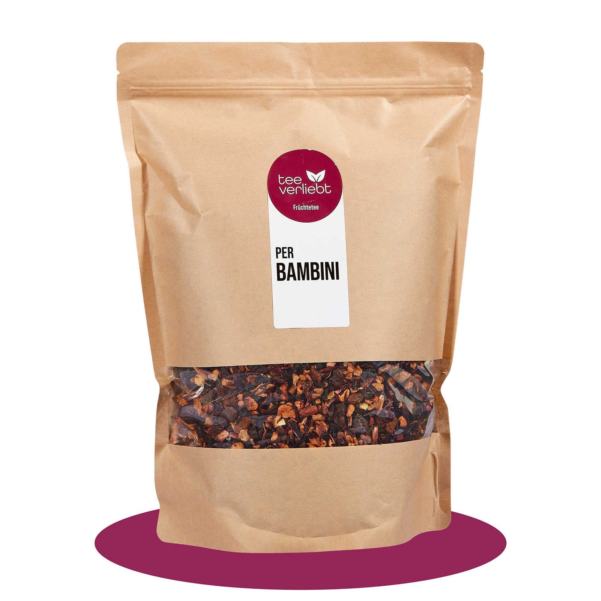 Beutel mit losem Früchtetee. Sichtfenster zeigt Inhalt. Aufkleber mit "PER BAMBINI". Logo "teeverliebt".
