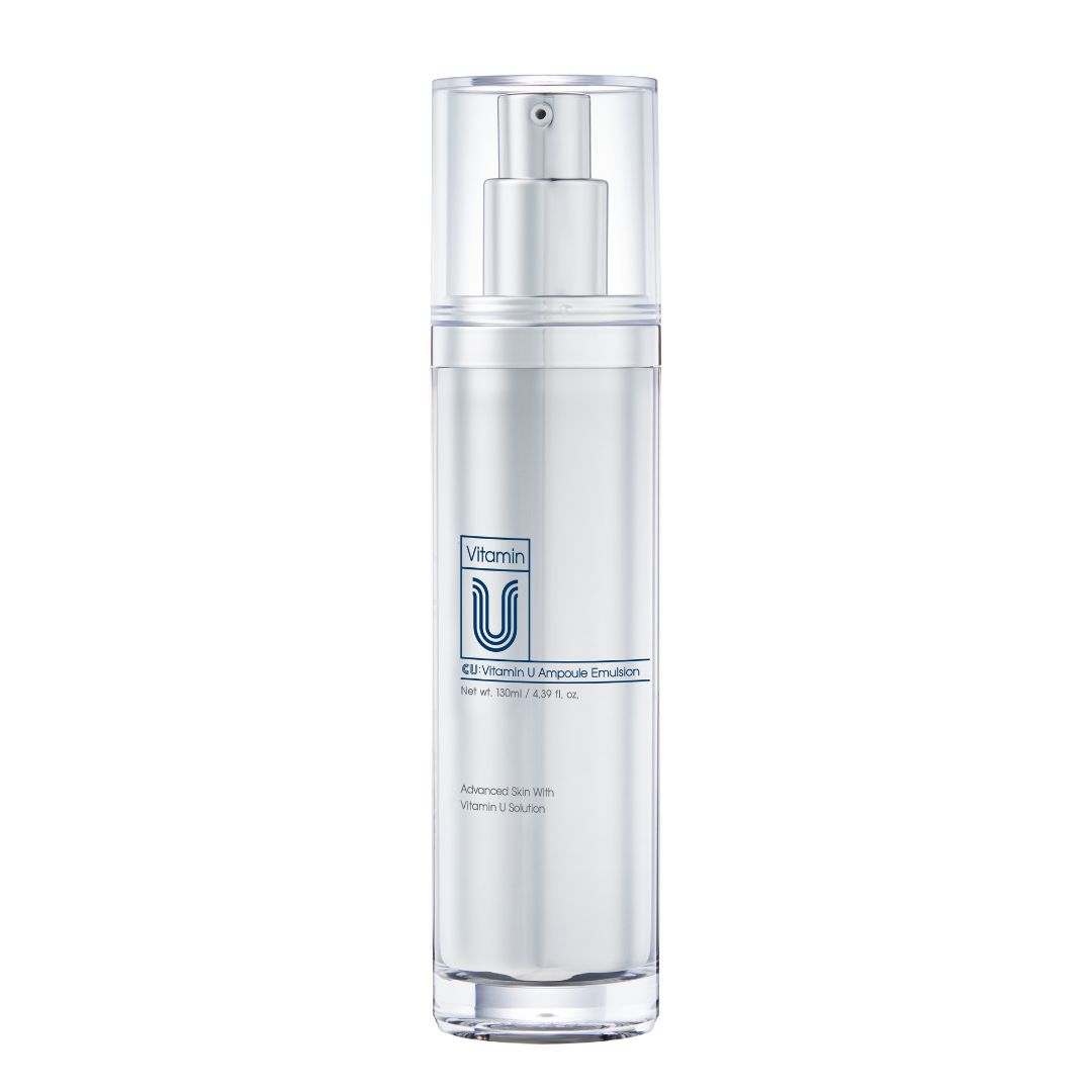 Zylindrische Flasche mit Dosierpumpe. Aufschrift "Vitamin U Ampoule Emulsion". Transparenter Deckel. Silberfarbenes Design.
