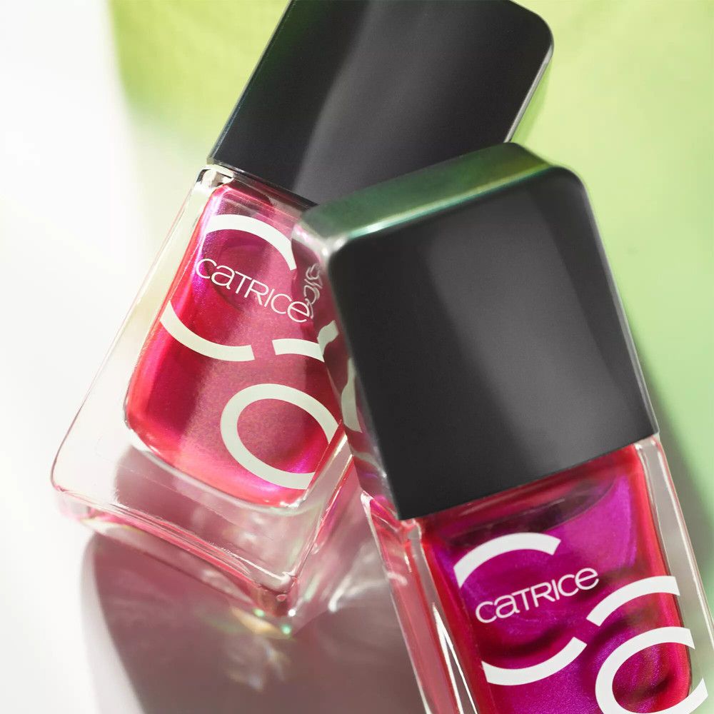 Zwei Nagellackflaschen mit schwarzem Deckel. Auf den Flaschen steht Catrice. Der Lack ist pink.