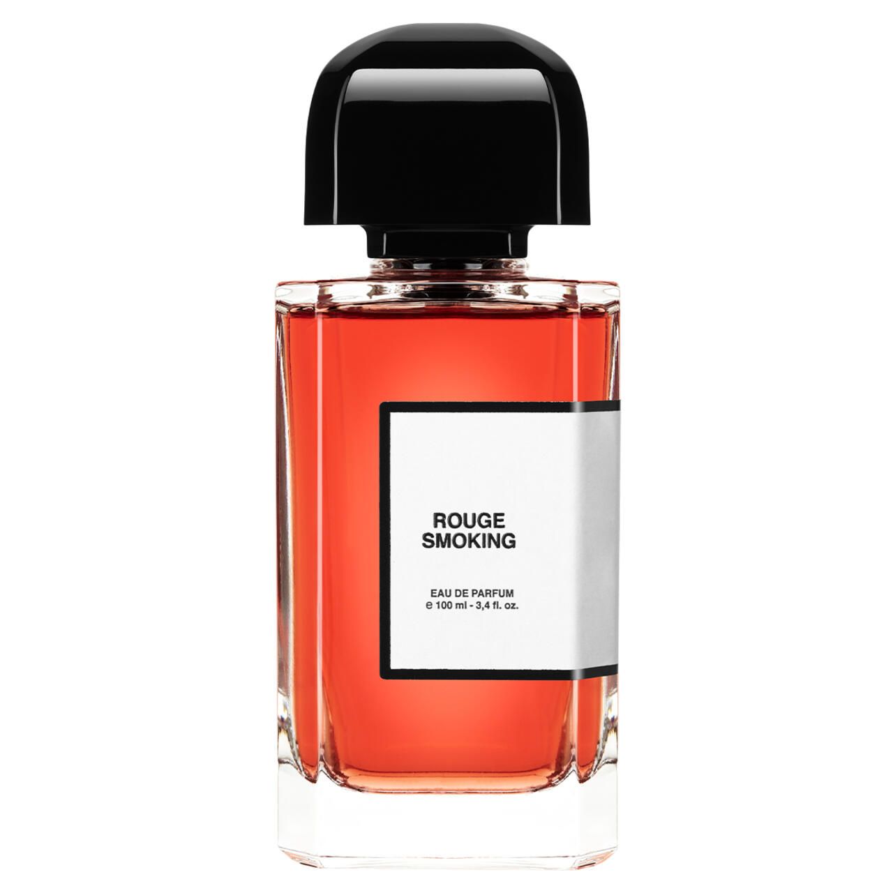 BDK Parfums Flakon mit roter Flüssigkeit, schwarzem Verschluss. Weißes Etikett mit "Rouge Smoking".