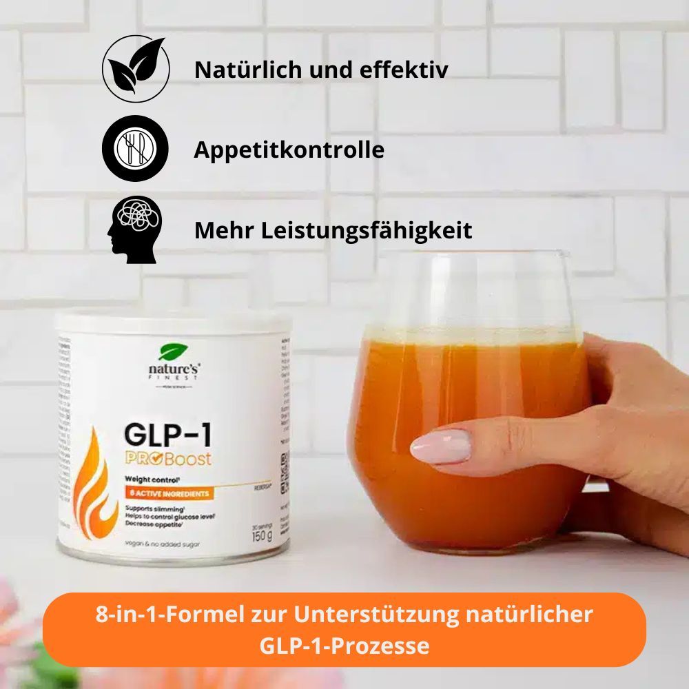 Produkt GLP-1 ProBoost neben Glas mit Getränk. Text: Natürlich und effektiv, Appetitkontrolle, Mehr Leistungsfähigkeit. 8-in-1-Formel.