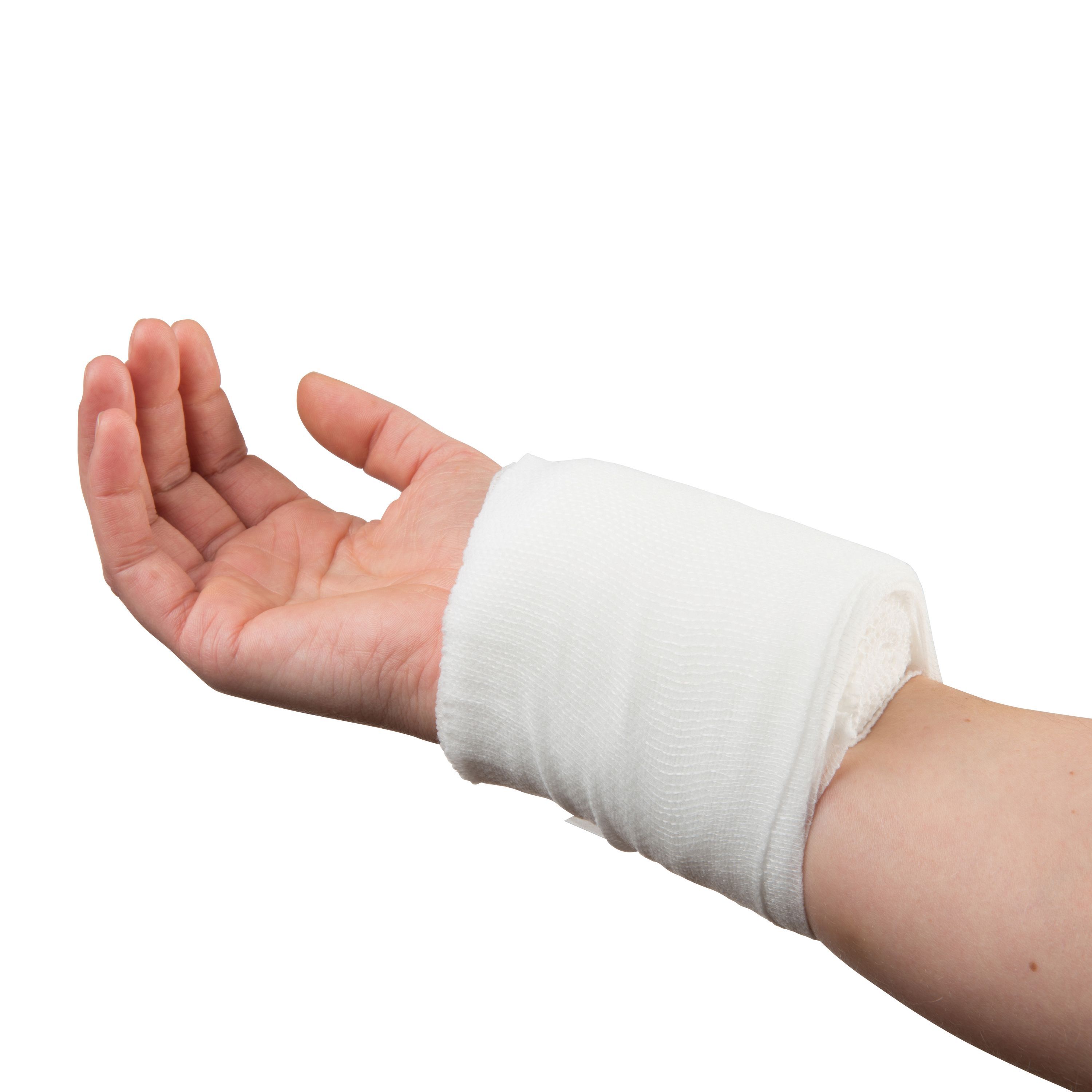 Weißes Druckverband um Handgelenk gewickelt. Bandage aus Stoff, zur Kompression. Hand auf weißem Hintergrund.