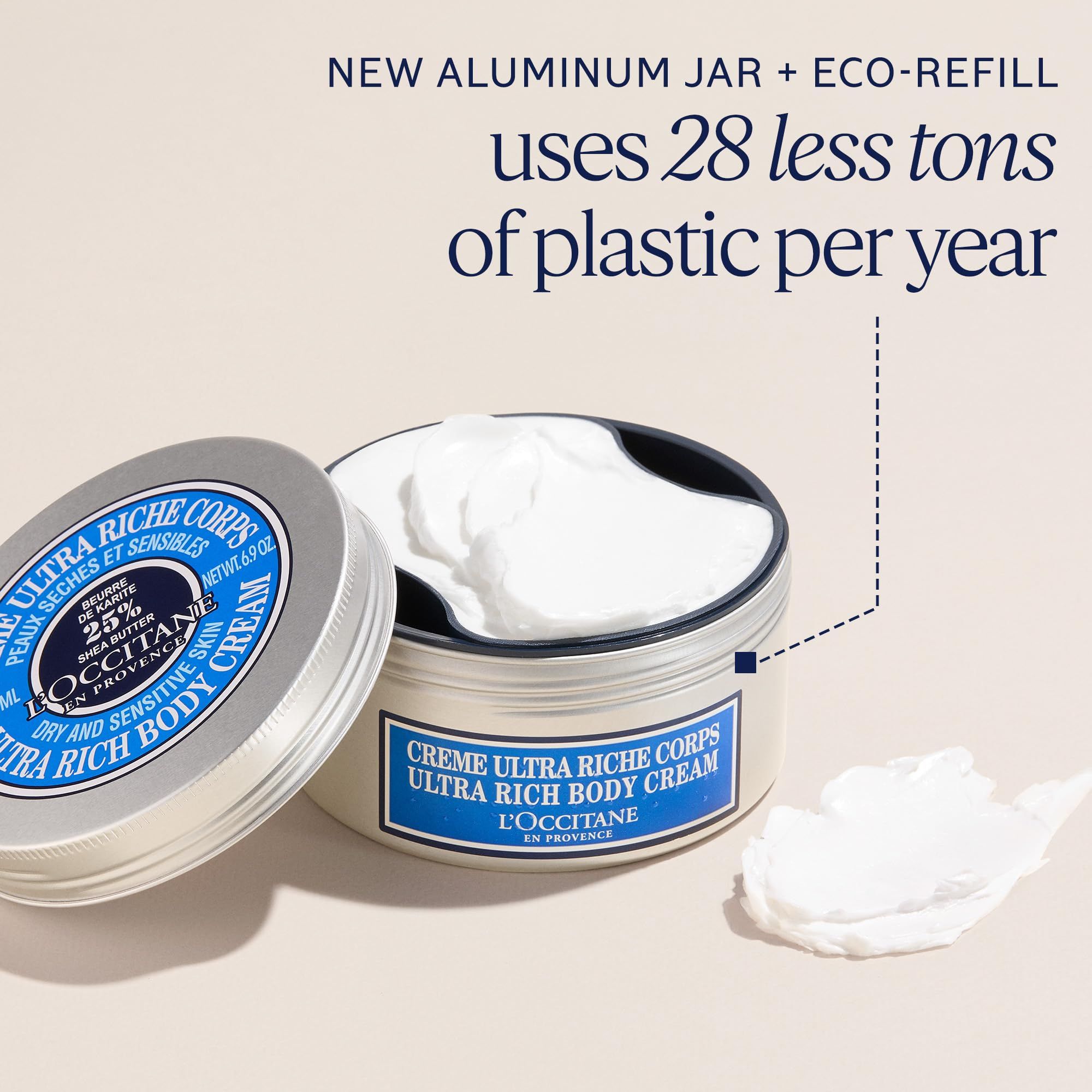Offener Tiegel mit Creme und daneben ein weiterer Tiegel. Text: New Aluminum Jar + Eco-Refill. Verwendet 28 Tonnen weniger Plastik pro Jahr.