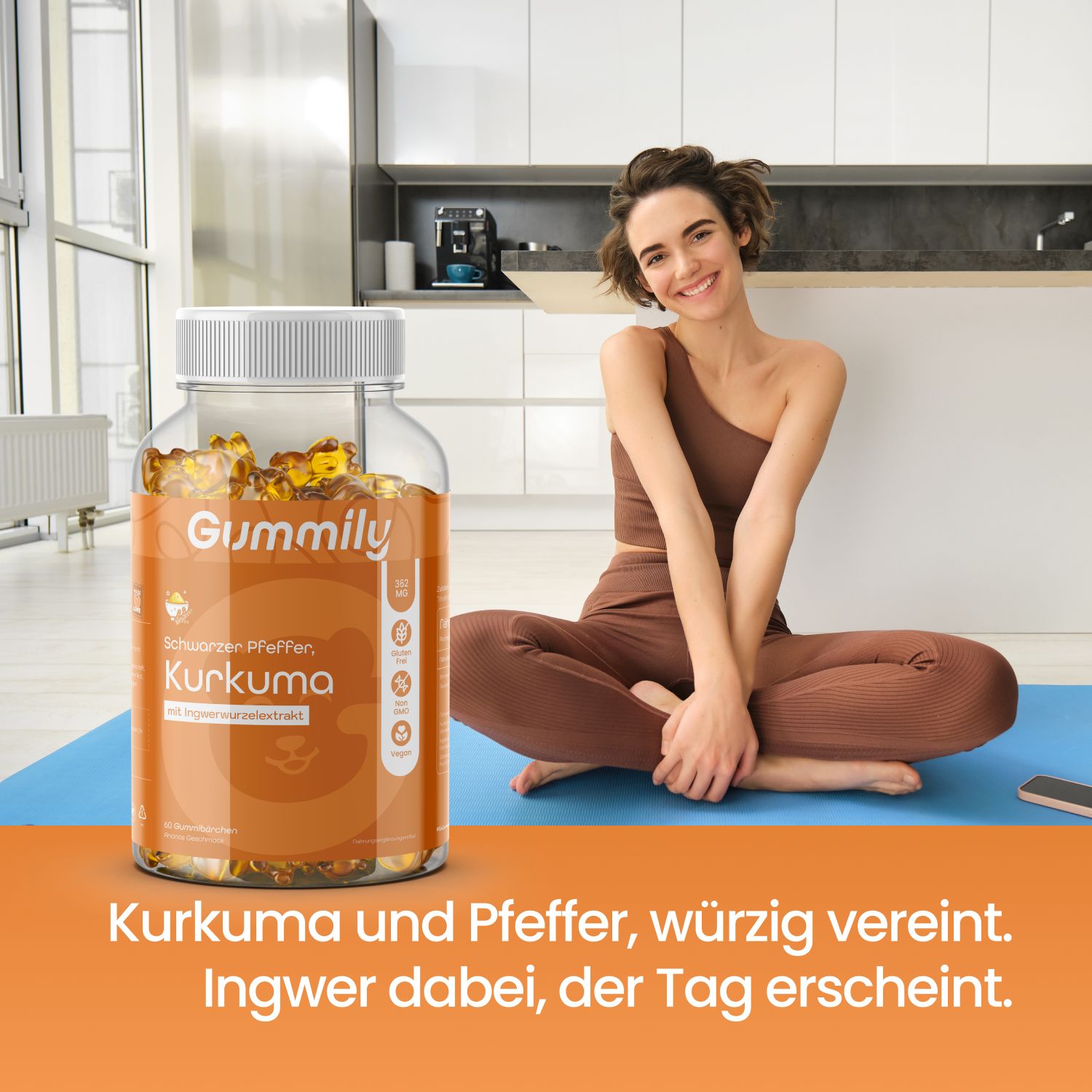 Frau sitzt auf Yogamatte neben Gummibärchen-Glas. Text: Kurkuma und Pfeffer, Ingwer dabei.