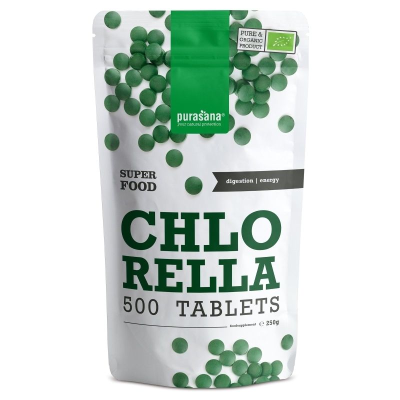 Beutel mit grünen Tabletten. Aufschrift: Chlorella 500 Tabletten. Marke: Purasana. Bio-Siegel.