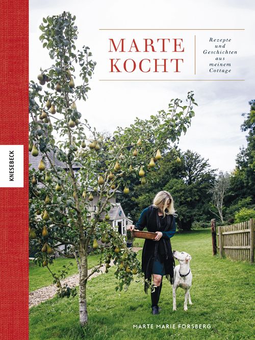 Buchcover mit Titel MARTE KOCHT. Frau mit Hund unter Birnbaum. Autorin: Marte Marie Forsberg. Verlag: Knesebek.