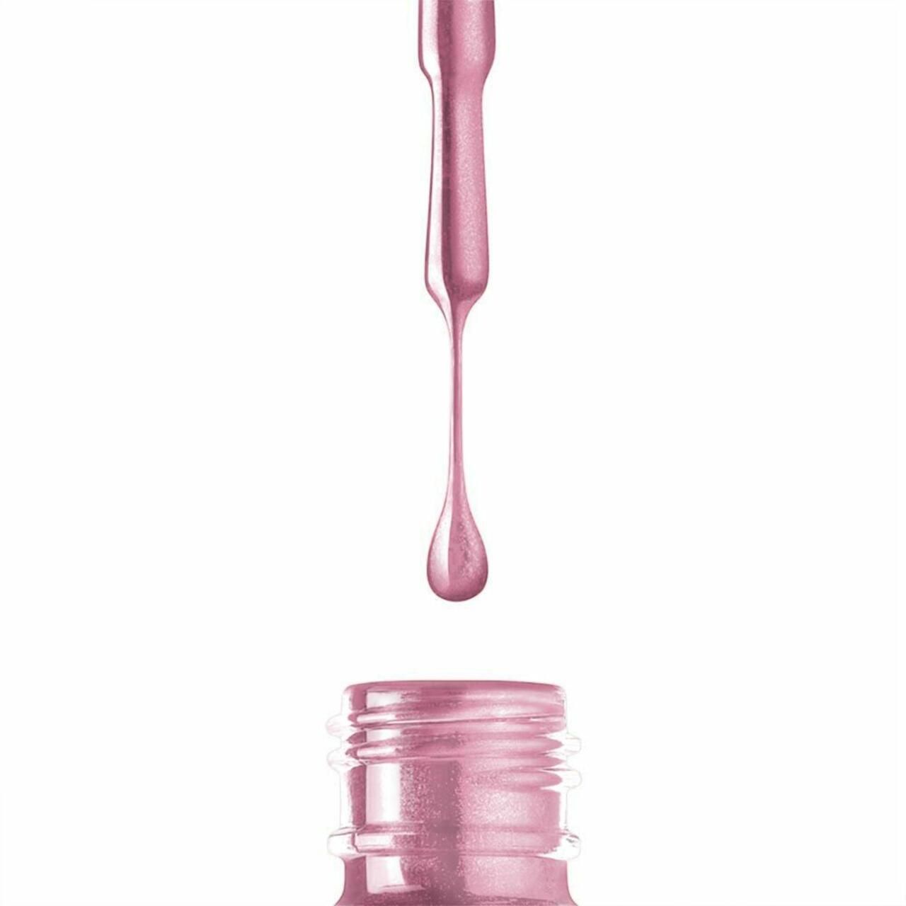 Nahaufnahme einer rosa Nagellack-Tropfens. Der Pinsel tropft in die Flasche. Flaschenöffnung mit Gewinde.
