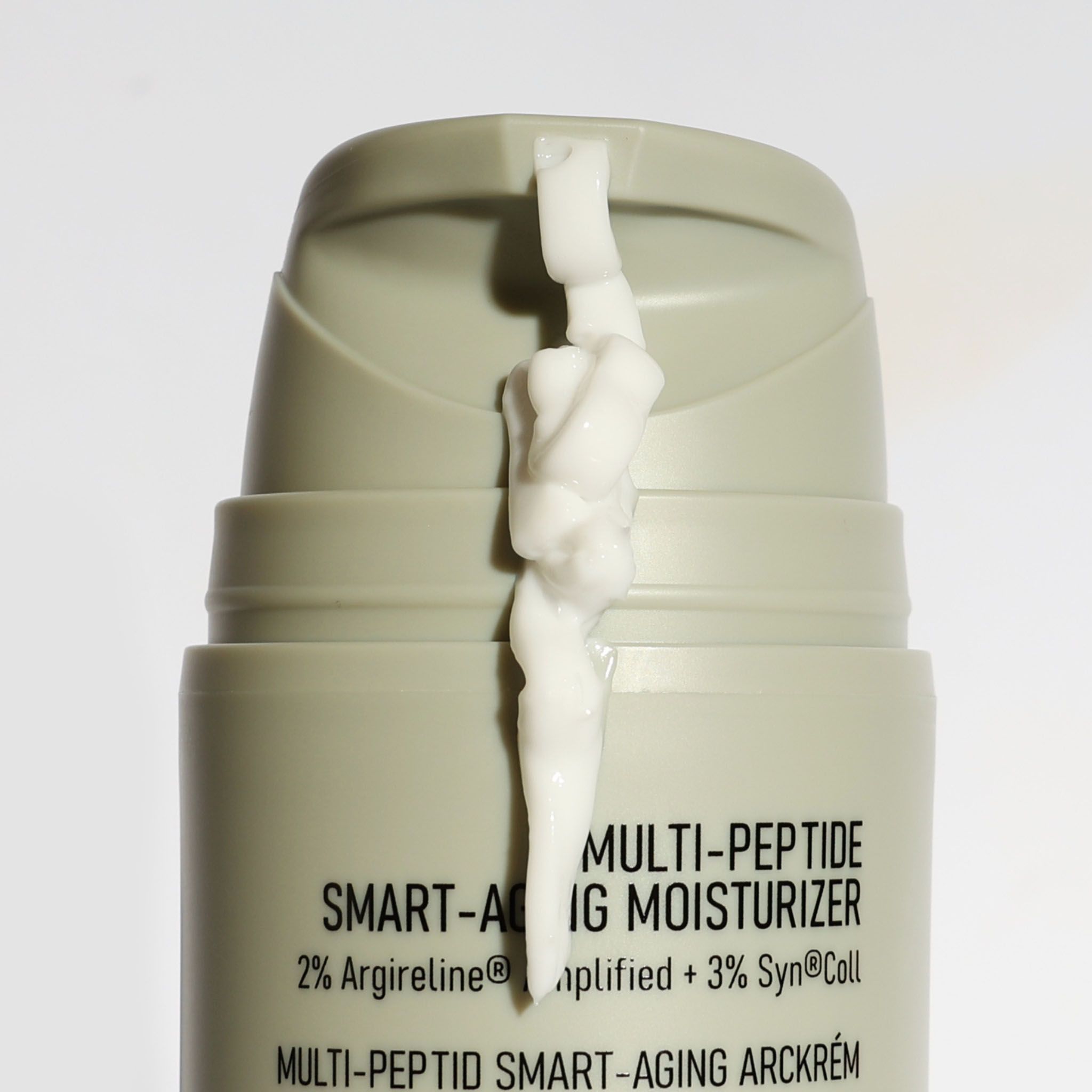 Ein Tiegel mit Centella Reinigungsbalsam, geöffnet und mit einer Probe.