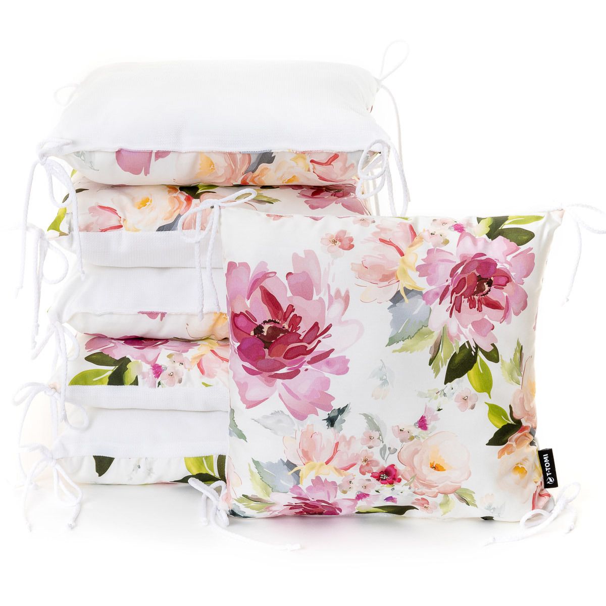 Sechs weiße Sitzkissen mit Blumenmuster in Rosa- und Gelbtönen, mit weißen Bändern.