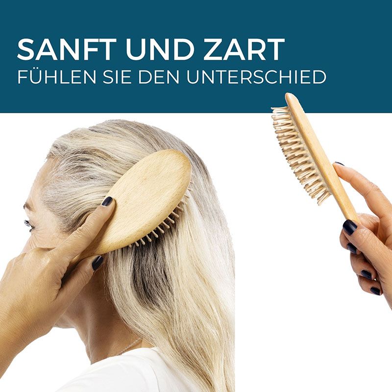 Eine Frau kämmt sich mit einer Holzbürste die Haare. Daneben eine weitere Bürste. Text: Sanft und zart.