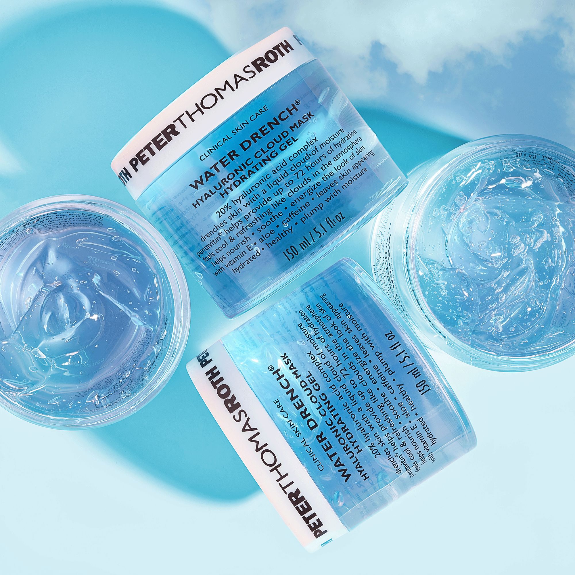 Drei blaue Tiegel mit weißem Deckel. Aufschrift: Peter Thomas Roth, Water Drench Hyaluronic Cloud Mask Hydrating Gel. Hintergrund: blauer Himmel.