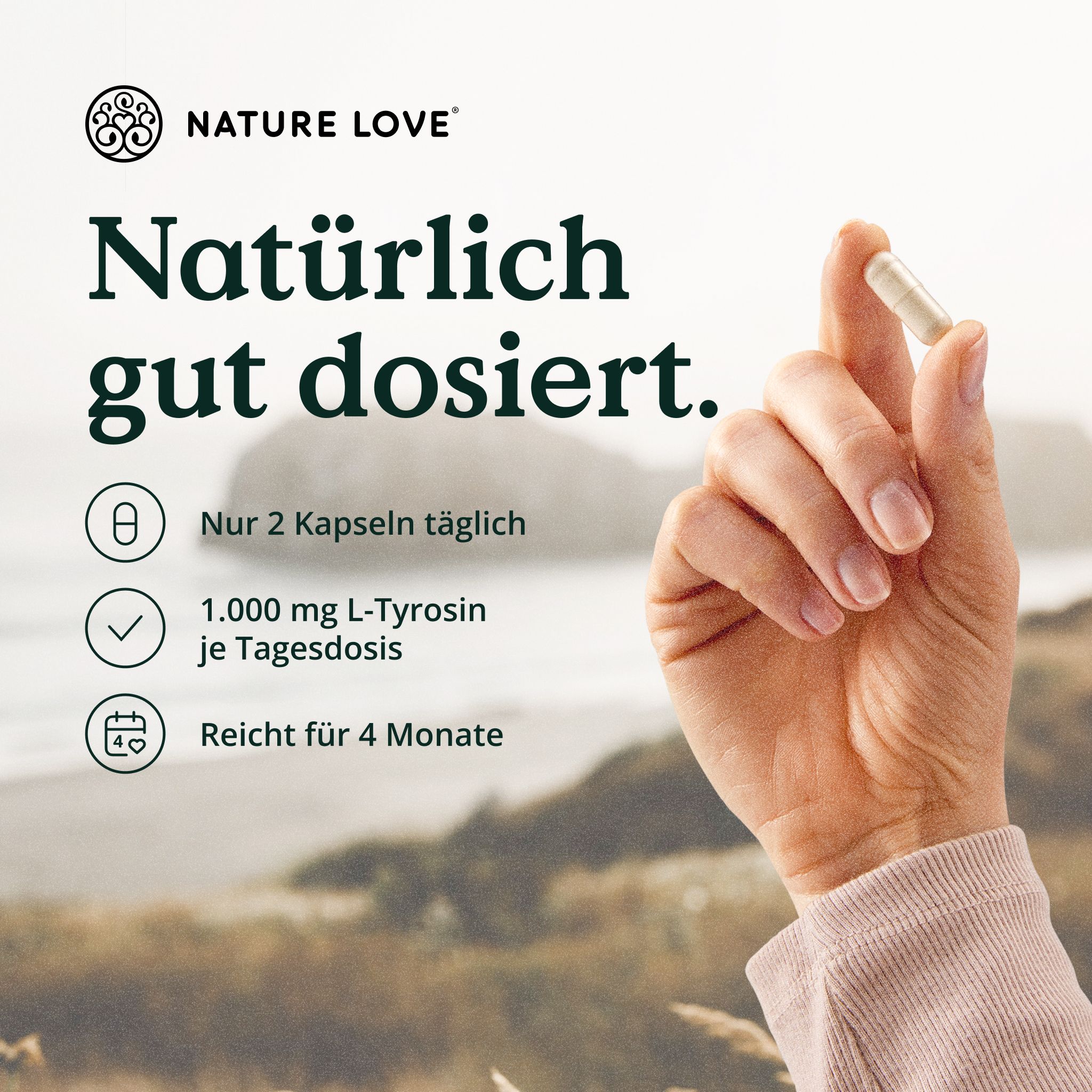 Hand hält eine Kapsel. Aufschrift: 1.000 mg L-Tyrosin pro Tagesdosis. Reicht für 4 Monate. Logo NATURE LOVE®.