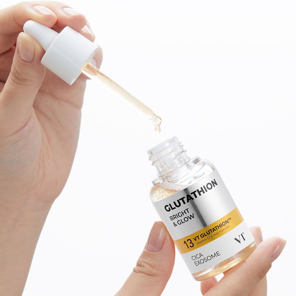 Hände halten eine Glasflasche mit Pipette. Aufschrift: Glutathion Bright & Glow, 13 VT Glutathion Cica Exosome.