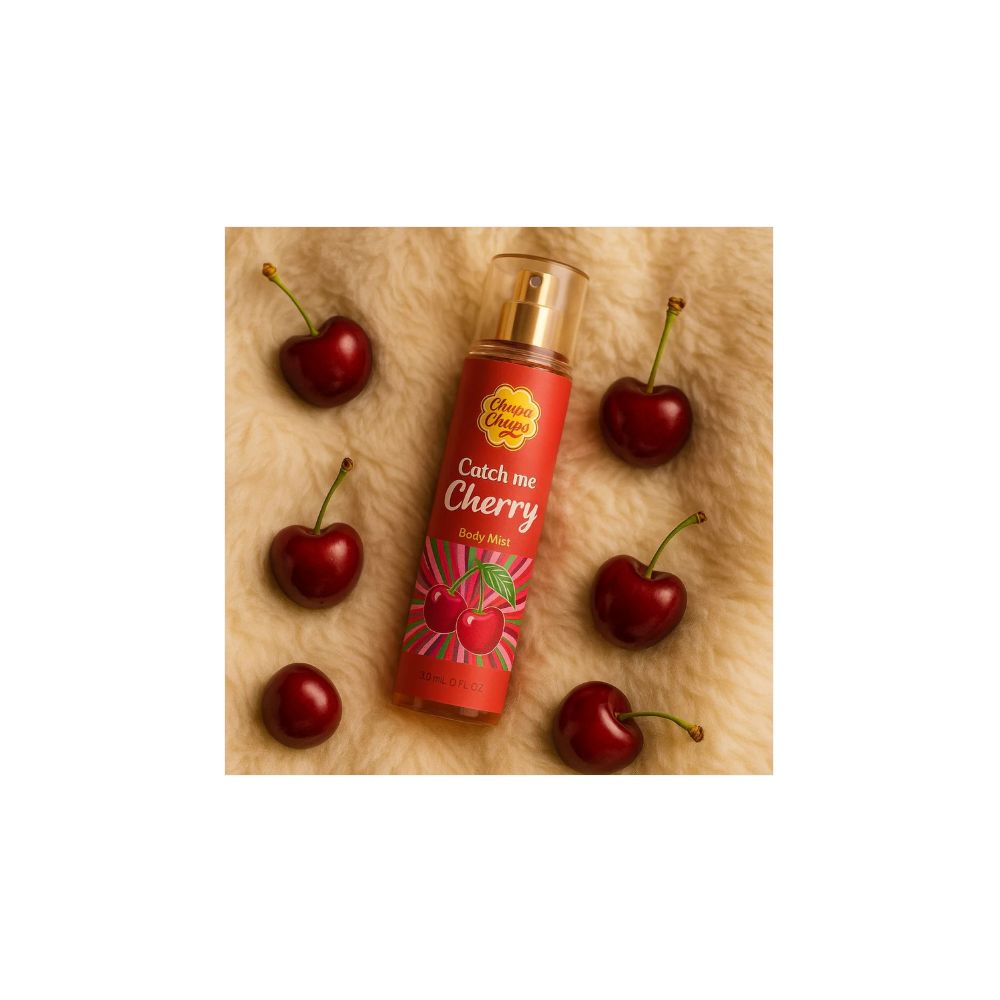 Rote Sprühflasche mit Aufschrift Catch me Cherry. Umgeben von Kirschen auf beigem Hintergrund.