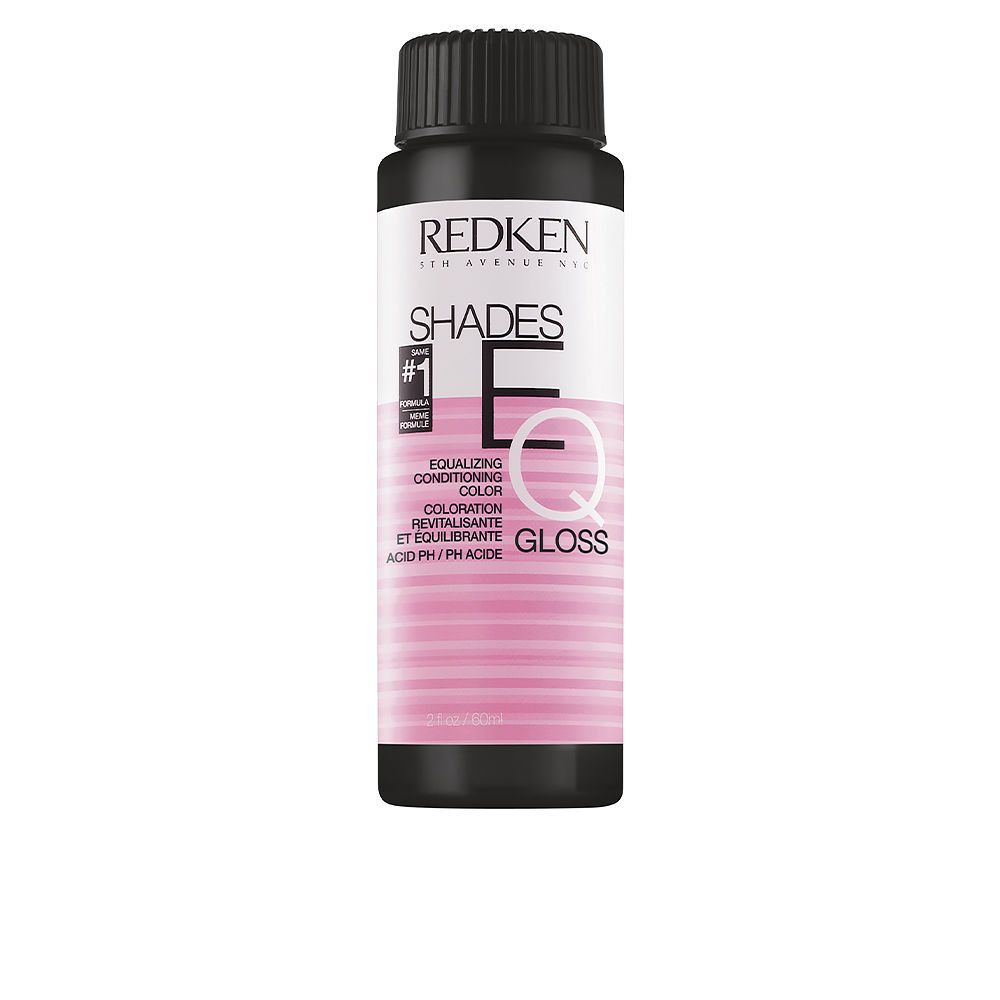 Flasche mit schwarzem Deckel. Aufschrift: REDKEN, SHADES EQ, EQUALIZING CONDITIONING COLOR, GLOSS. Rosa Farbstreifen.