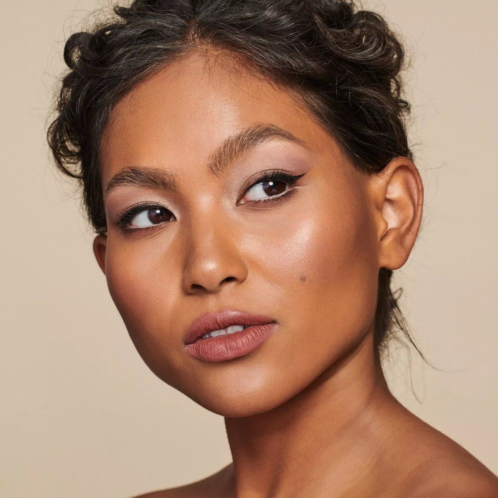 Porträt einer Frau. Lippenstift auf den Lippen. Natürliches Make-up.