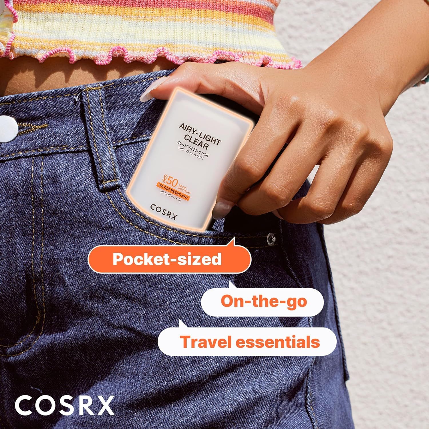 COSRX Sonnenschutzstift in einer Jeanstasche, als Reiseutensil.