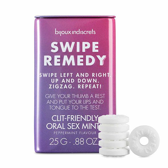 Lila Dose mit "Swipe Remedy"-Aufdruck. Daneben weiße, ringförmige Minzbonbons. Text: "Clit-Friendly Oral Sex Mints".