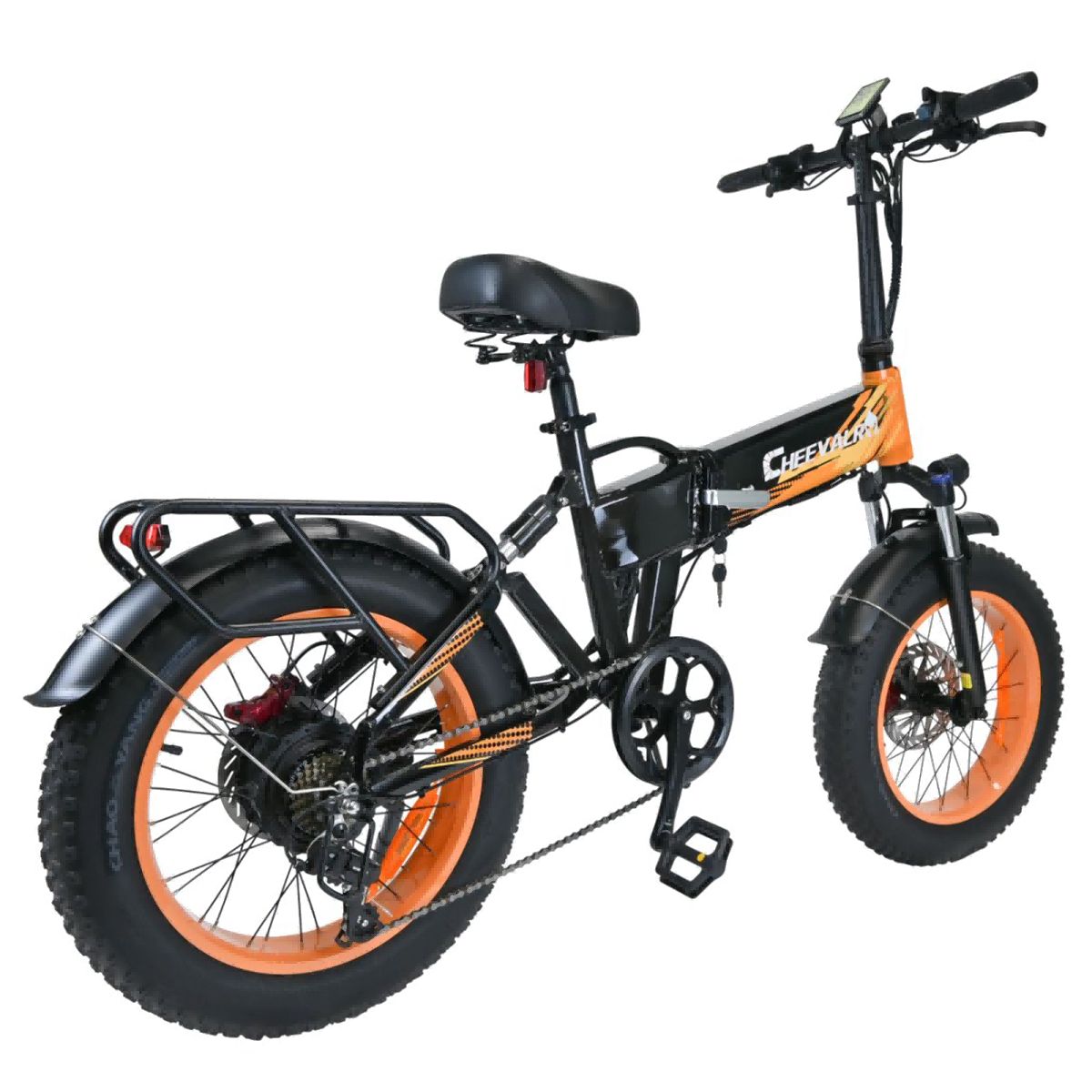 Schwarzes und oranges Elektrofahrrad. Dicke Reifen, Scheibenbremsen, Gepäckträger. Cheevalry-Logo.