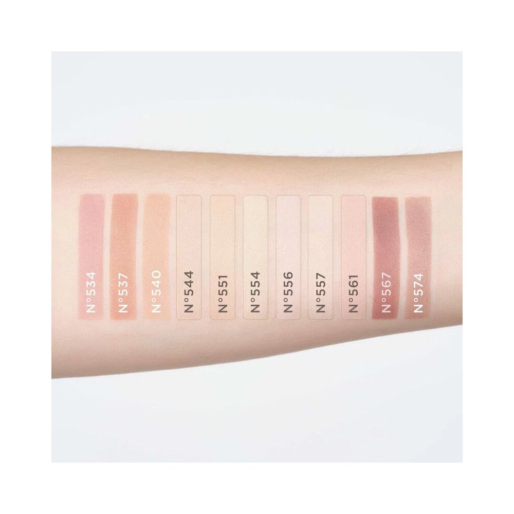 Arm mit 12 Farbfeldern von Artdeco Matt Lidschatten. Verschiedene Beige- und Brauntöne.