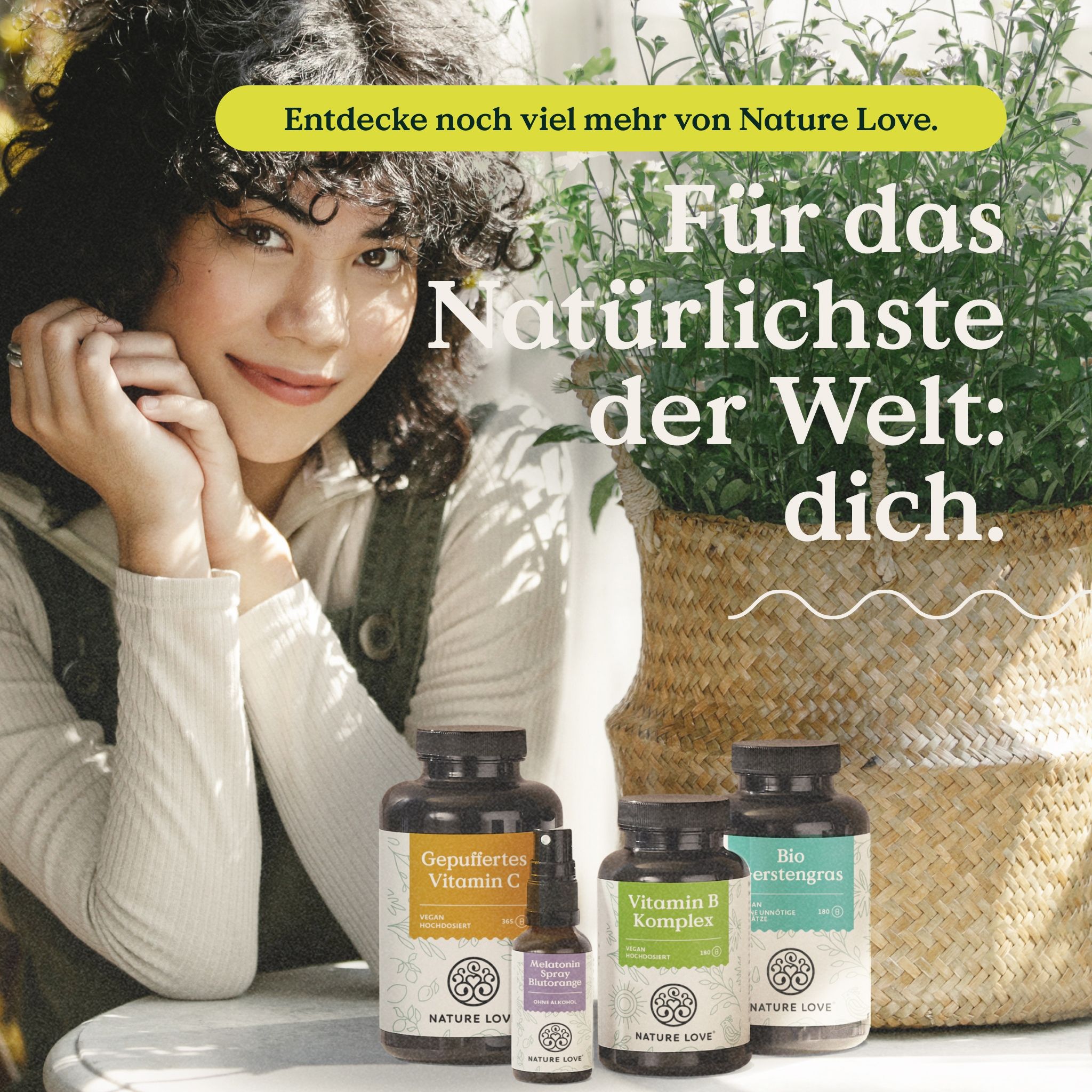 Frau mit Produkten. Produkte: Vitamin C, Vitamin B Komplex, Bio-Grün, Glucomannan. Marke: NATURE LOVE®.