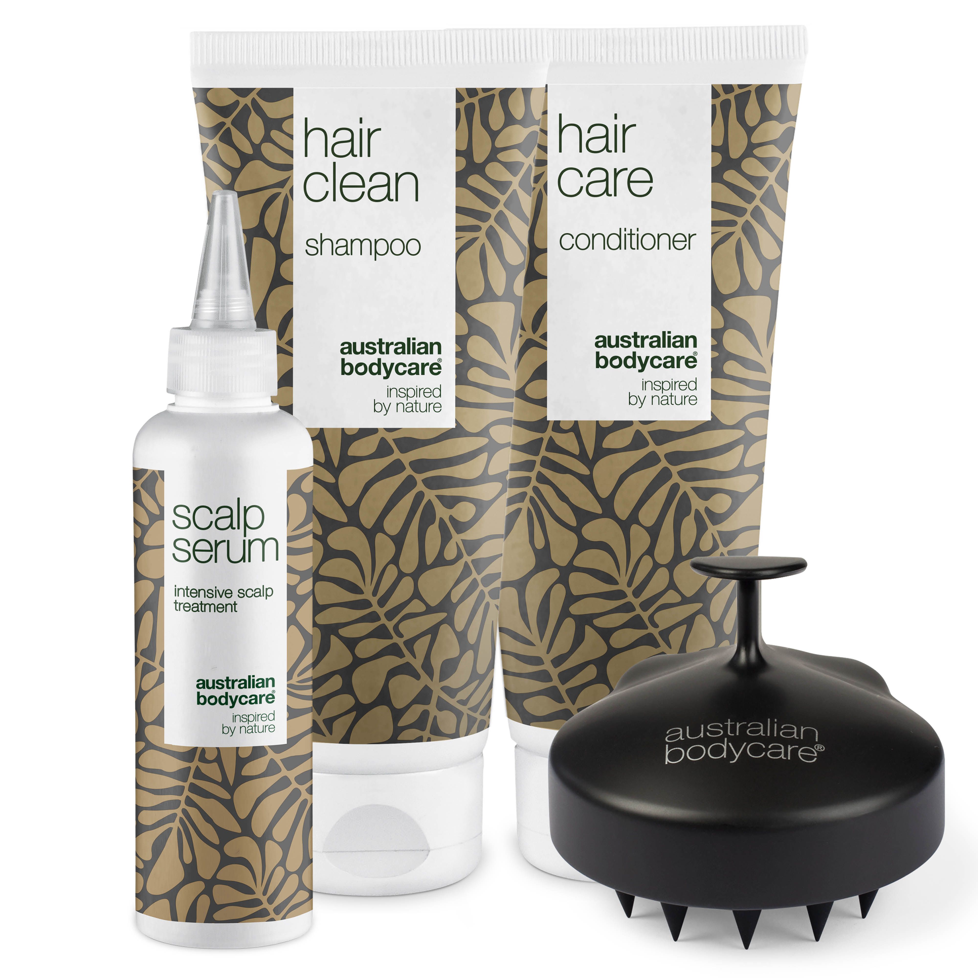 Set mit Shampoo, Conditioner, Serum und Kopfhautbürste. Produkte mit braunem Blattmuster. Schwarze Kopfhautbürste.