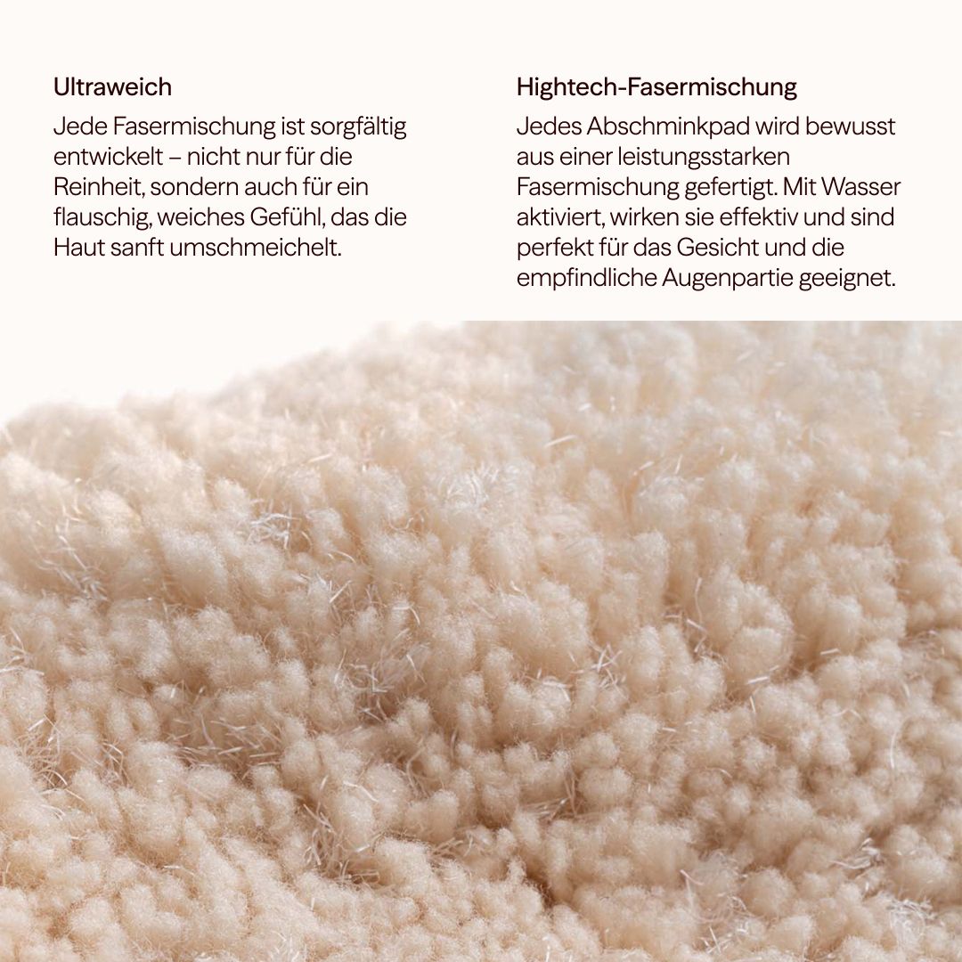Nahaufnahme eines cremefarbenen Abschminkpads. Die Oberfläche ist flauschig und weich. Text: Ultraweich, Hightech-Fasermischung.
