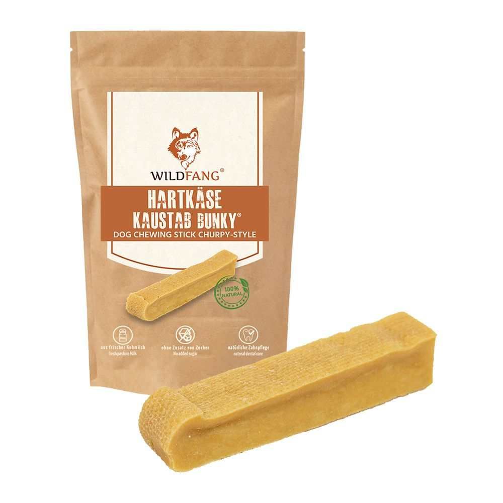 Braune Verpackung mit Käse-Kaustab. Aufschrift: Hartkäse Kaustab Bunky, Dog chewing stick churpy-style. Ein Kaustab daneben.
