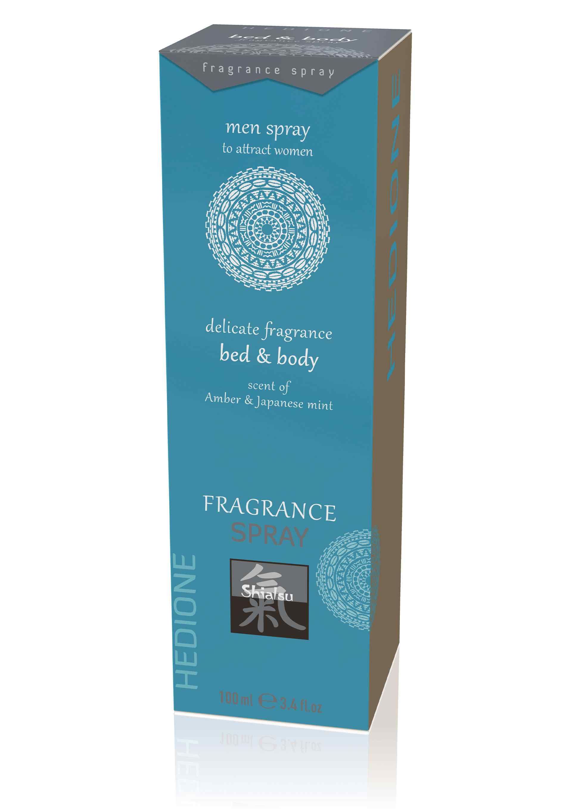 Türkisfarbene rechteckige Verpackung. Aufschrift: Fragrance Spray, Hedione, Shiatsu. Mandala-Design. Text: men spray to attract women, bed & body.