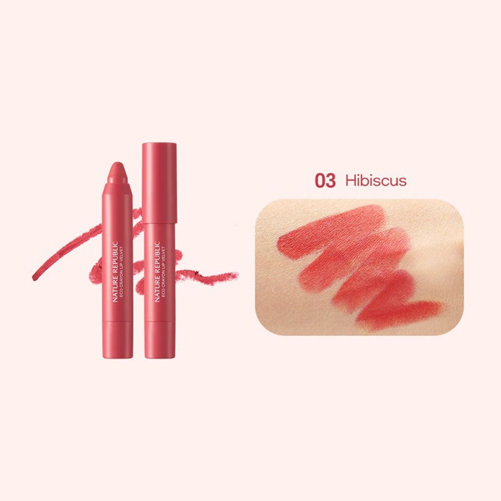 Zwei Lippenstiftstifte, rosa. Farbmuster auf Haut, Aufschrift: 03 Hibiskus.