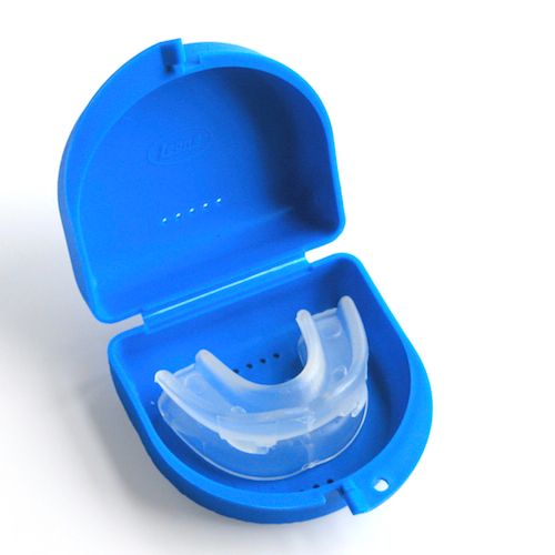 Blaue, offene Aufbewahrungsbox mit transparentem Mundstück. Auf weißem Hintergrund.