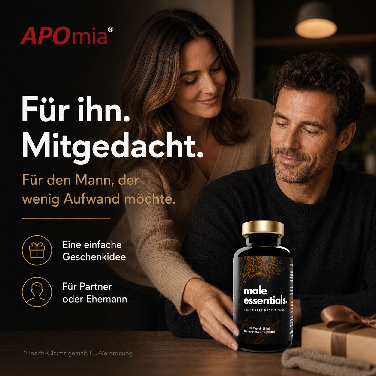Paar schaut auf Flasche Male Essentials, Text über Geschenkidee für ihn.