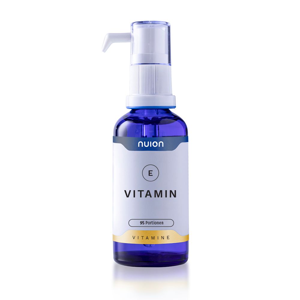 Blaue Glasflasche mit Pumpspender. Etikett mit "nuion E VITAMIN" und "95 Portiones".