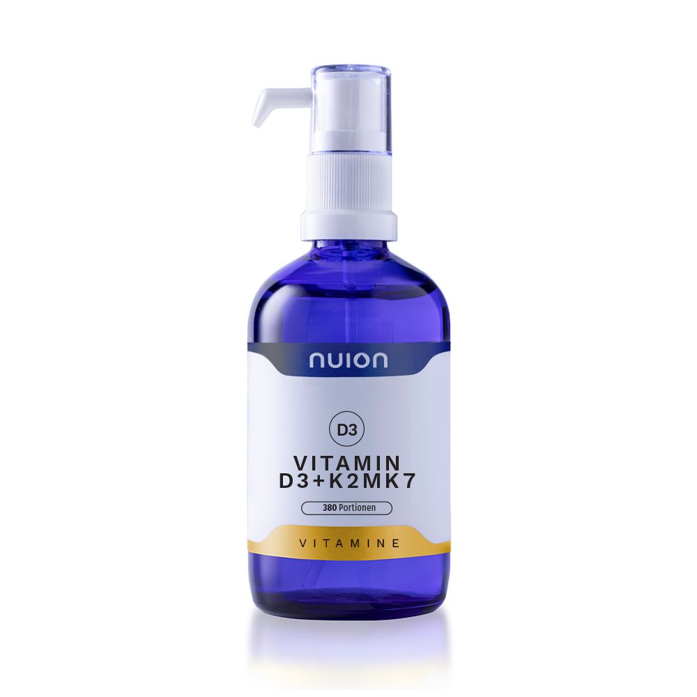 Nuion Vitamin D3+K2 MK7 Tropfen, 4000 IE, 100 Portionen, in blauer Glasflasche mit Pumpspender.