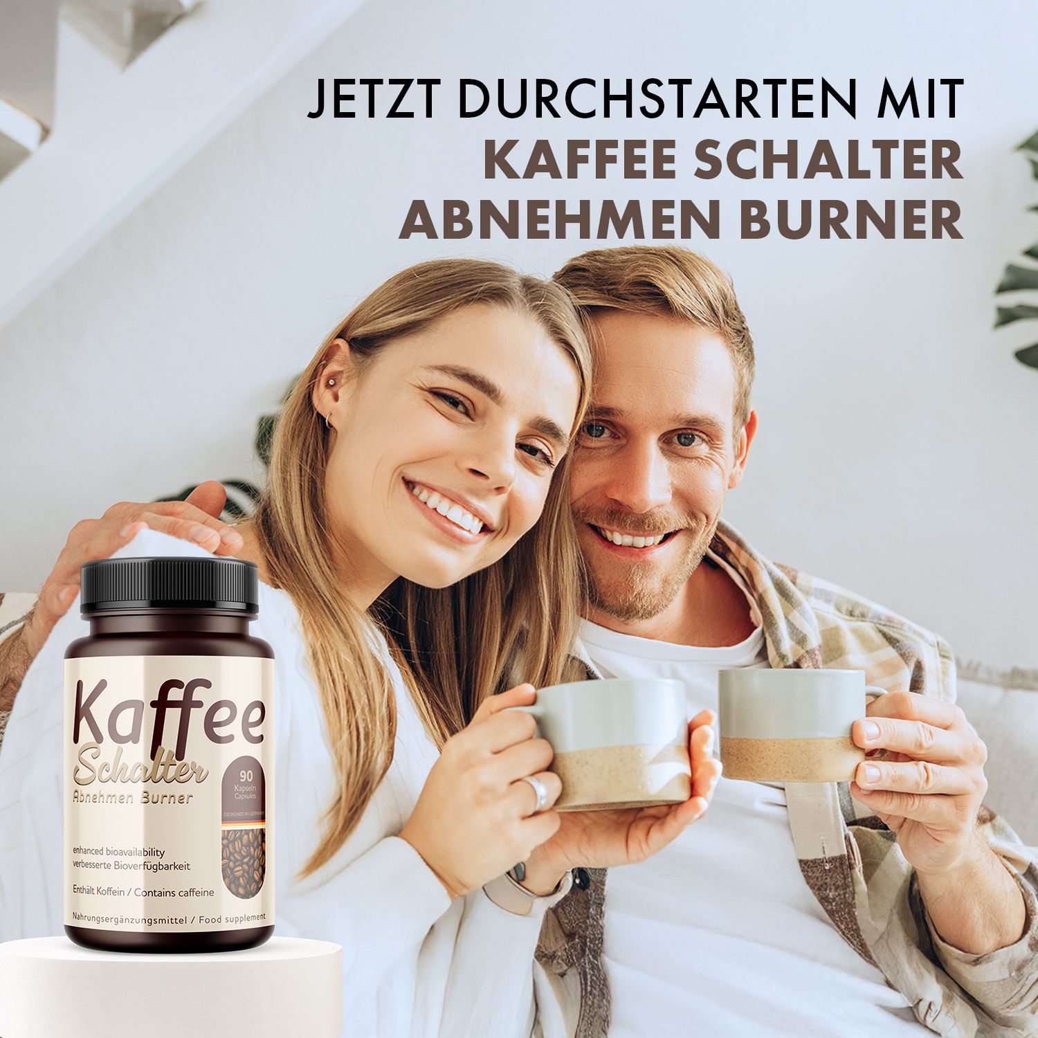 Paar lächelt, hält Tassen. Flasche Kaffee Schalter Abnehmen Burner. Text: Jetzt durchstarten mit Kaffee Schalter Abnehmen Burner.
