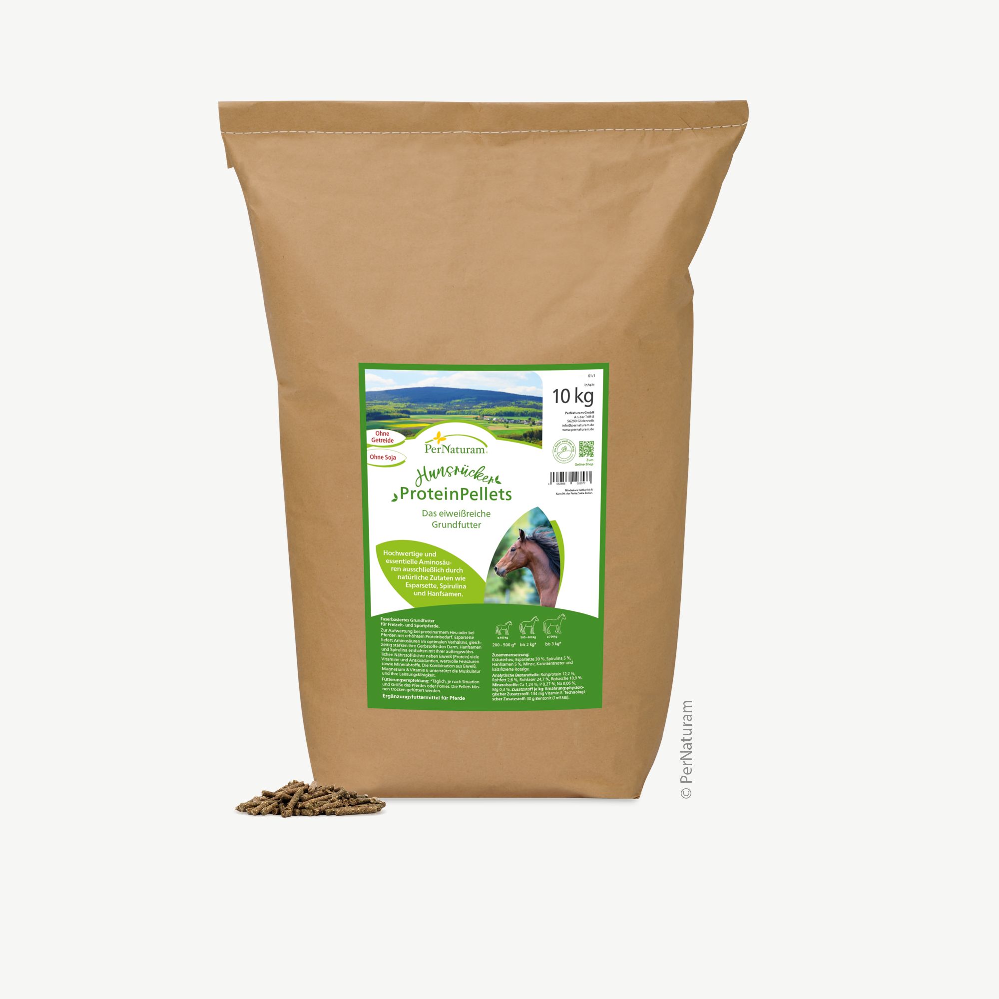Braune Papiertüte mit grünem Etikett. Aufschrift: PerNaturam Hunsrücker ProteinPellets für Pferde. 10 kg. Pellets liegen davor.