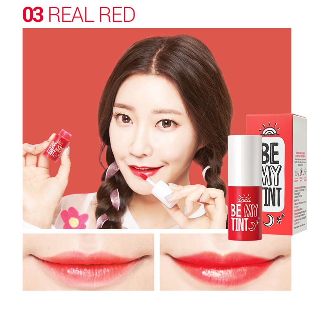 Frau mit roter Lippenfarbe. Produkt und Verpackung im Hintergrund. Aufschrift 'BE MY TINT'. Lippen in Nahaufnahme.