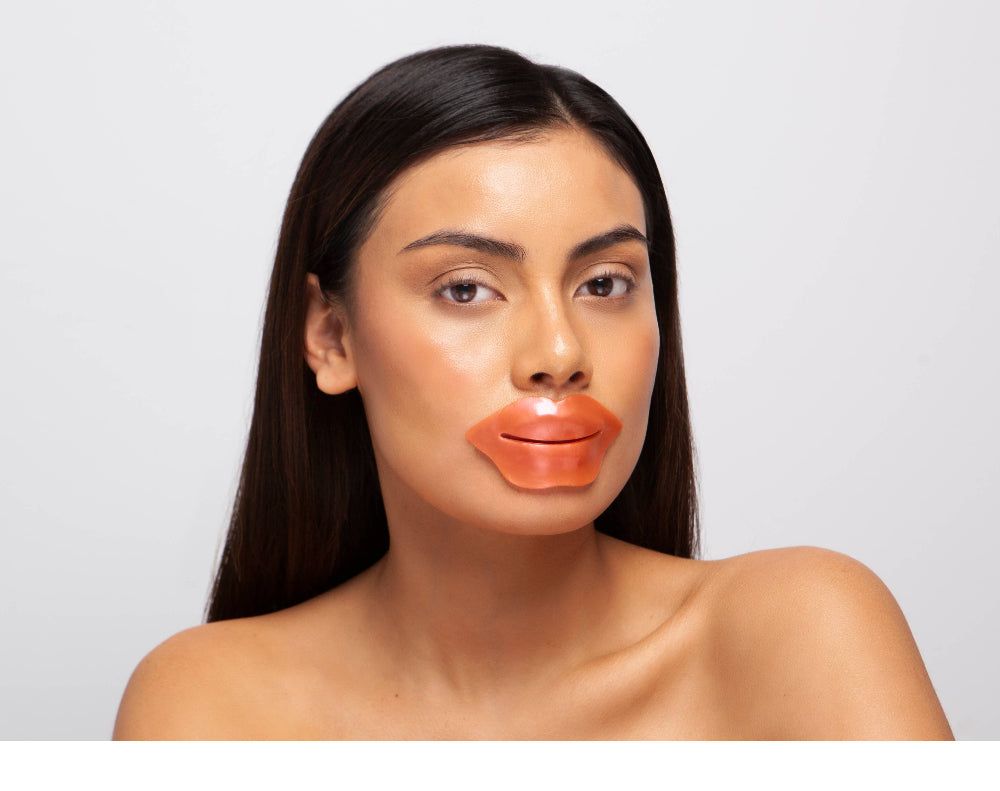 Frau mit Lippenpflaster. Transparentes, orangefarbenes Lippenpflaster auf den Lippen. Hautfarbener Hintergrund.