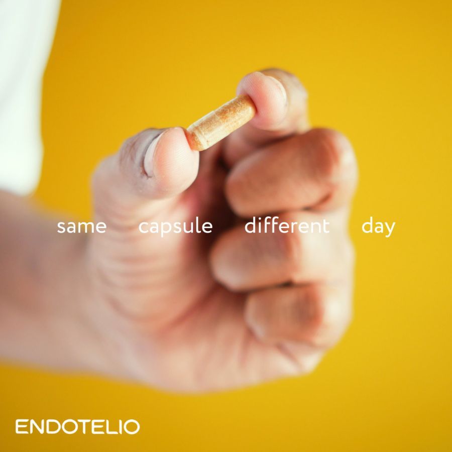 Hand hält eine Kapsel. Gelber Hintergrund mit Text: gleiche Kapsel, anderer Tag. Produktname unten.