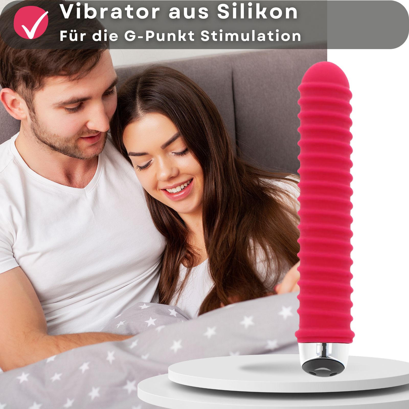Roter Vibrator mit Rillen. Paar im Hintergrund. G-Punkt-Stimulation. Silikon-Vibrator.