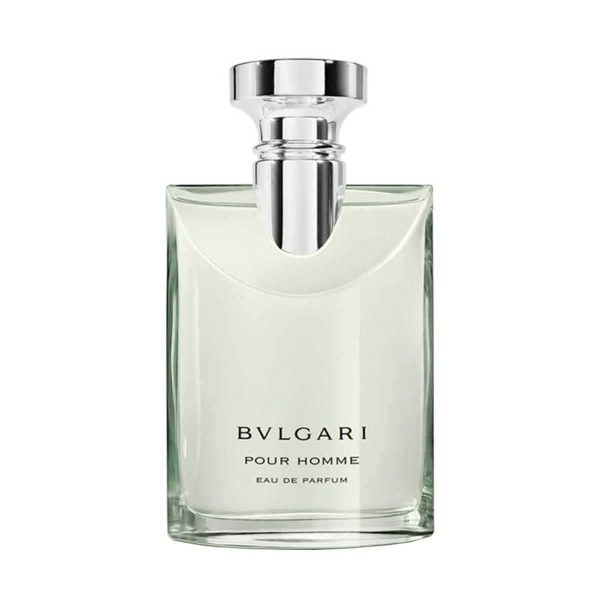 Rechteckiger Flakon mit silberfarbenem Verschluss. Aufschrift: BVLGARI POUR HOMME Eau de Parfum.