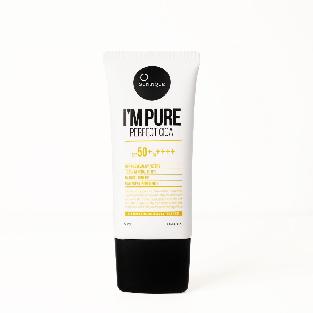 Weiße Tube mit schwarzem Deckel. Aufschrift: SUNTIQUE, I'M PURE PERFECT CICA, SPF 50+. Dermatologisch getestet.