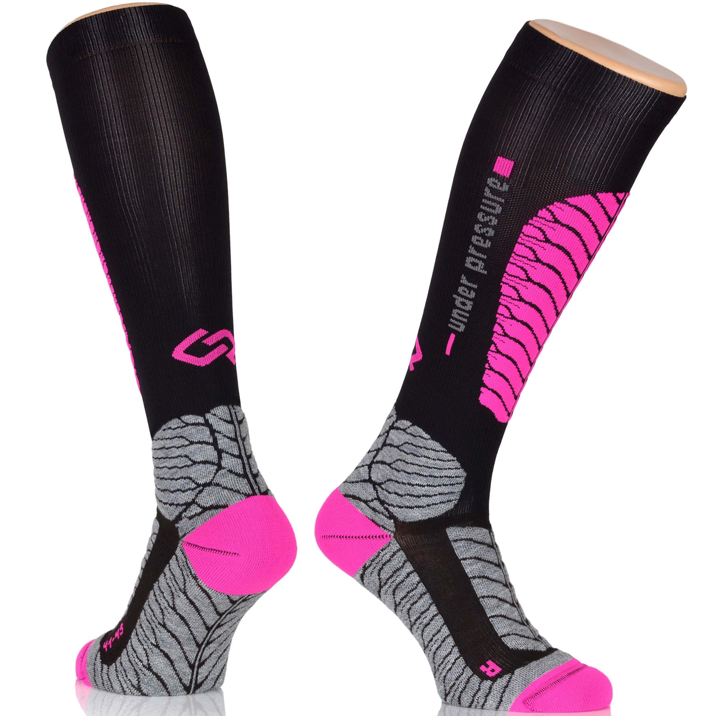 Schwarze Kompressionsstrümpfe mit pinken Akzenten. Text: -under pressure-. Graue und pinke Details an Ferse und Zehen.