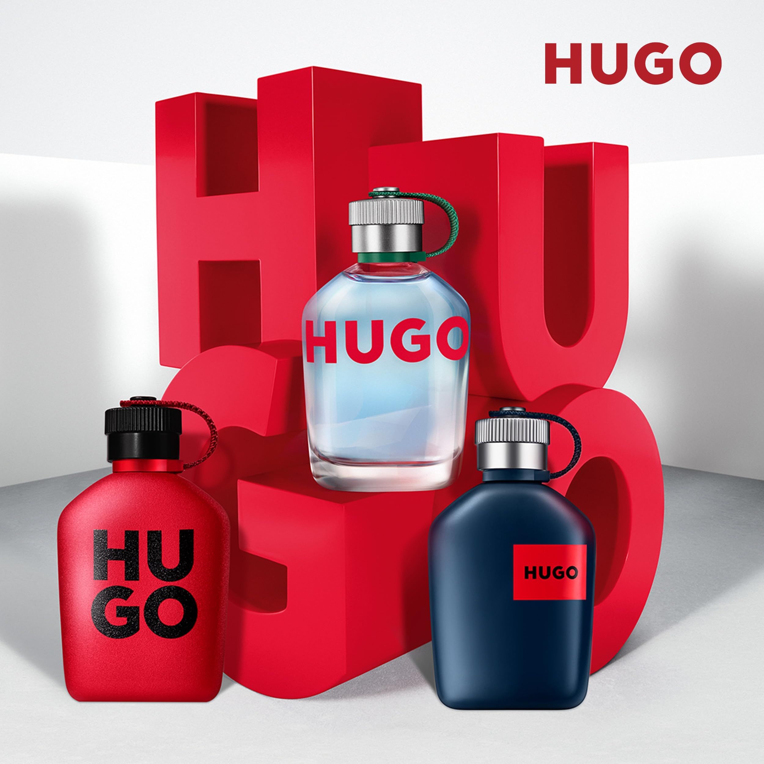 Drei Hugo-Flaschen in Rot, Blau und transparent. Rote Buchstaben 'HUGO' im Hintergrund.