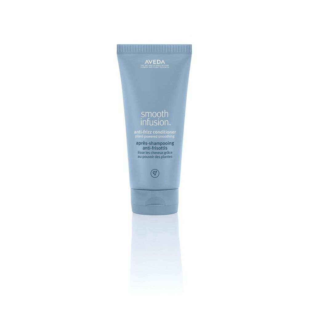 Hellblaue Tube mit Aveda-Logo und Schriftzug Smooth Infusion. Anti-Frizz-Conditioner. Für glattes Haar.