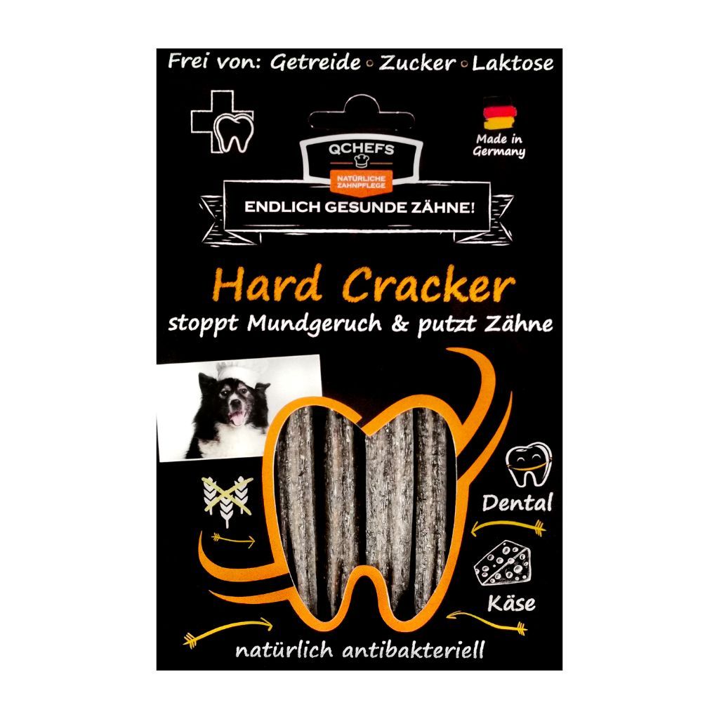 Verpackung von QCHEFS Hard Cracker. Schwarzer Hintergrund mit Produktabbildung, Text und Logo. Frei von Getreide, Zucker, Laktose.