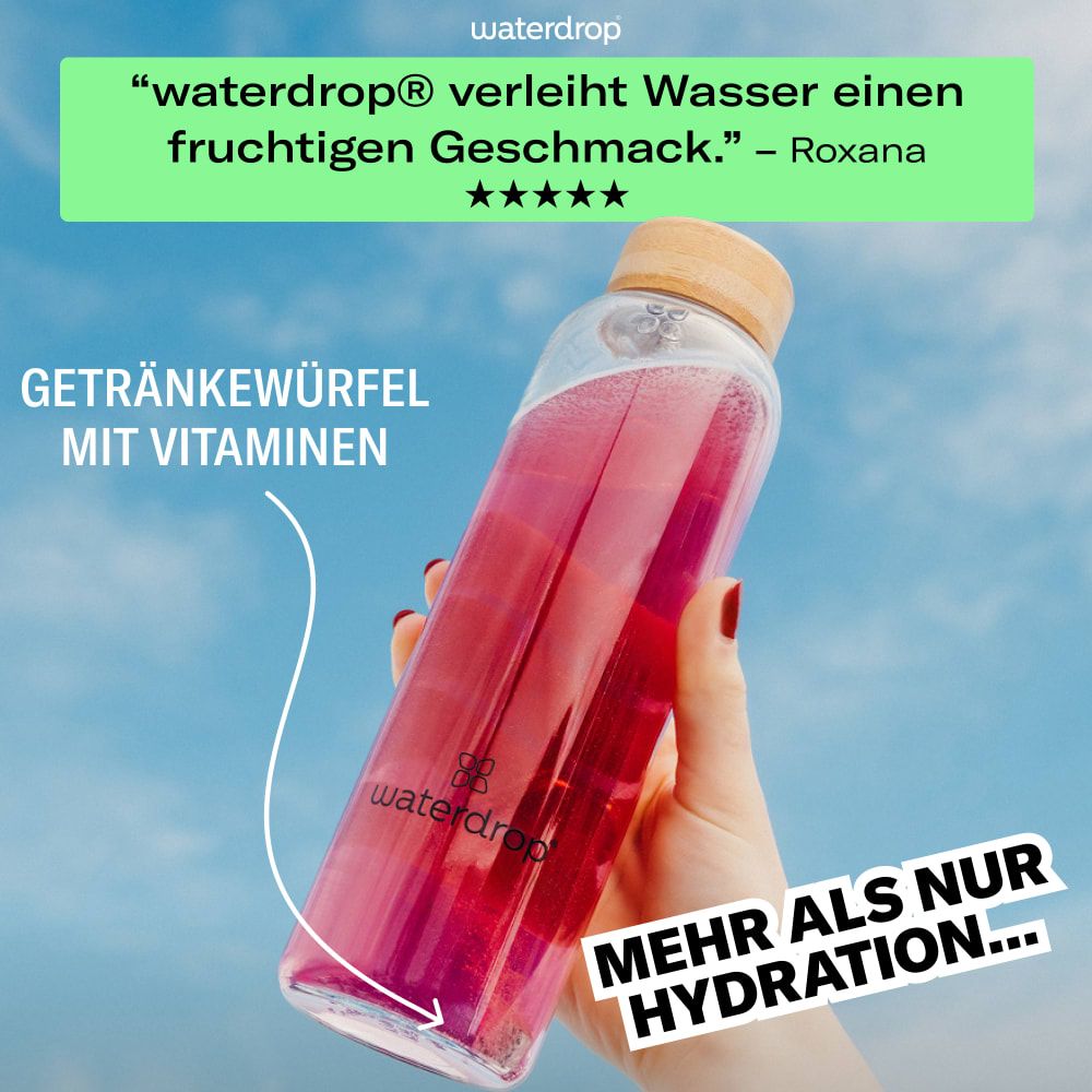 Glasflasche mit rosa Flüssigkeit, Bambusdeckel. Text: waterdrop® verleiht Wasser einen fruchtigen Geschmack. Getränkewürfel mit Vitaminen. Mehr als nur Hydration.