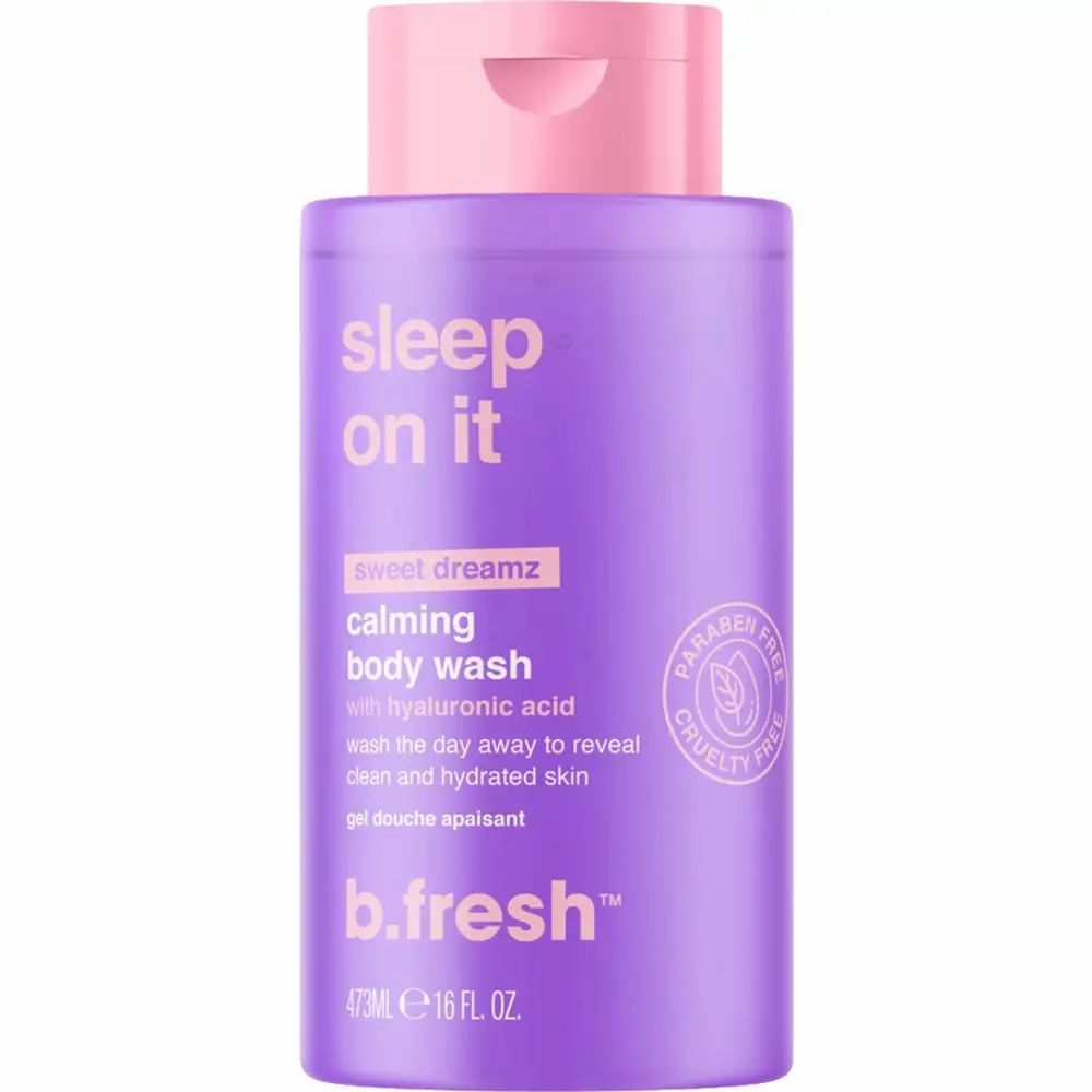 Lila Duschgel-Flasche mit rosa Deckel. Text: "sleep on it", "calming body wash", "b.fresh". Paraben- und tierversuchsfrei-Siegel.