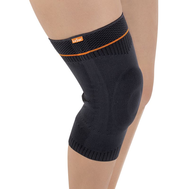 Dunkelgraue Kniebandage, getragen an einem Bein. Orangefarbener Akzent am oberen Rand. Das Logo ist sichtbar.